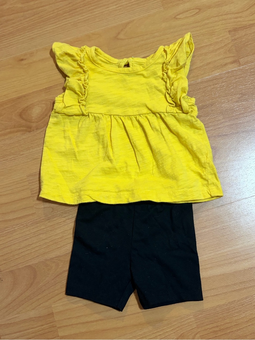 GOOD Set Carter’s Yellow Top 3 months Garanimals Bottoms Infant Size 3-6 months